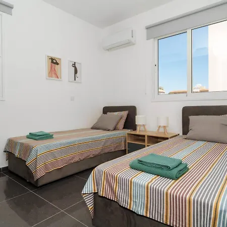 Theodorou Deluxe Central 2Bd * Larnaca