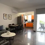 Theodorou Deluxe Central Apartamento Larnaca